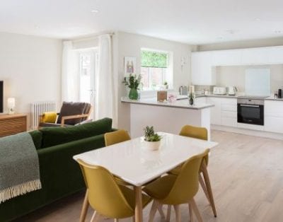 The Mews- 2 Bedroom Luxury, Spacious House- Free Parking